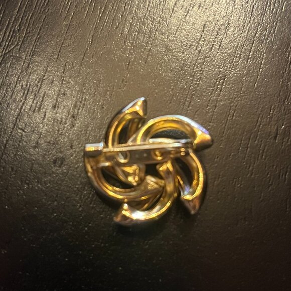 Vintage Dainty Goldtone Pinwheel Brooch - Picture 2 of 4